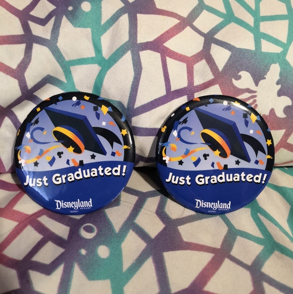 SOLD 🌺5/$25 2x Disneyland Just Graduated Buttons - Picture 6 of 8